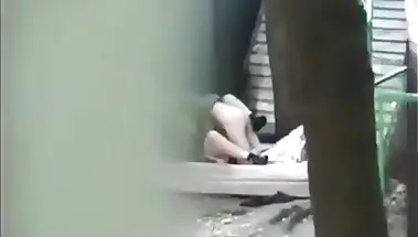 Томские бомжи трахаются на матрасе за гаражами