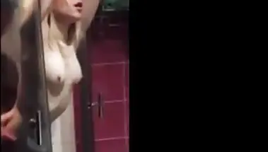 Русский сантехник трахает чужую жену на глазах мужа в душе