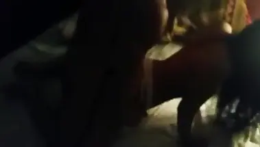 Быстро ебет жену начальника, пока тот снимает трах на камеру