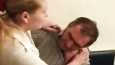 Усатый отец отымел дочь на кухне, выпив армянского коньяка
