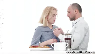 Мужчина пылко жарит в анал молодую подружку на кухне, после прогулки по городу