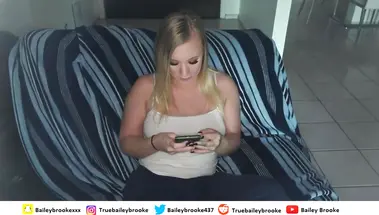 Сочный домашний отсос от блондинки Bailey Brooke