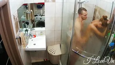 Трах стоя сзади и лицом к лицу в душевой кабинке на скрытку