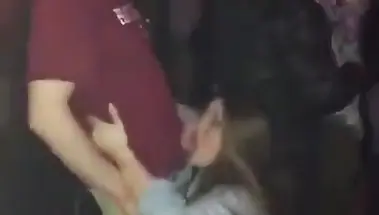 Пьяная толстушка отсосала парню хуй в ночном клубе на танцполе