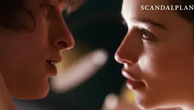 Красивый секс голой Эмилии Кларк в фильме «Спайк Айленд»