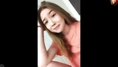Пикапер разводит в онлайне 18-летнюю на показ сисек и пизды