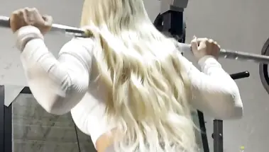 ScarlettKissesXO соблазнила фитнес тренера на секс в спортзале