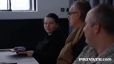 Подружка подглядывает за аналом Марсианны Амун в танцевальной студии
