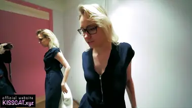 Русская блондинка трахается в попку в примерочной магазина одежды Zara