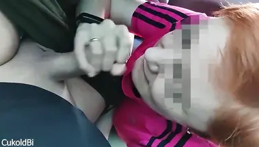 Сексвайф сосет член любовнику, пока муж ведет машину