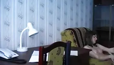 Зрелый папа имеет и лижет волосатую письку дочки на столе